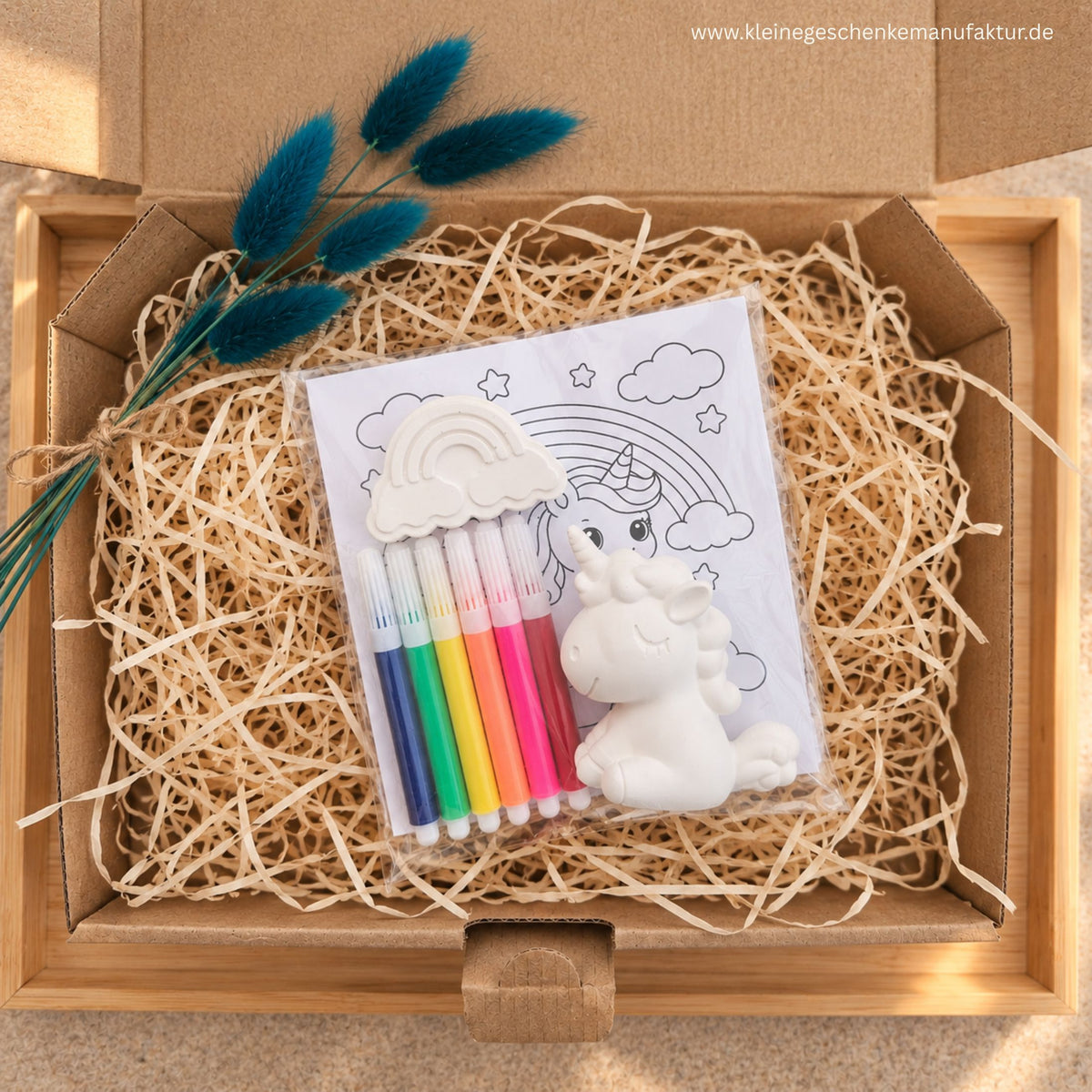 Hochwertiges Einhorn Geschenk für Kinder mit handgegossenen Figuren, Stiften und Einhorn Ausmalbild