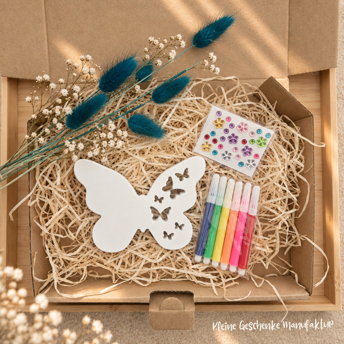 Hochwertiges Kreativset für Kinder mit handgegossenem Schmetterling aus Keramikgießpulver zum Bemalen und Verzieren
