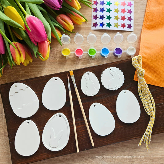 Oster Kreativset für Kinder zum Bemalen mit acht handgegossenen Ostereiern, Temperafarben, zwei Pinseln, Stickern und Schnüren. Die selbst gestalteten Osteranhänger können anschließend als Osterbaumschmuck am Osterstrauch aufgehängt werden.
