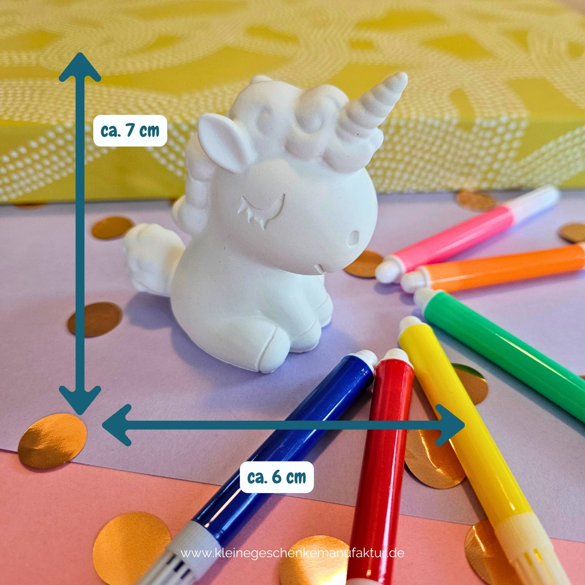 Einhorn und Regenbogen Figuren aus Keramikgießpulver zum Bemalen für Kinder mit Größenangaben für das Einhorn Kreativset