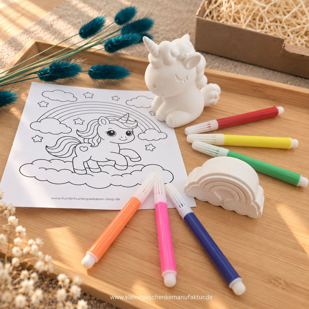 Einhorn Ausmalbild mit sechs bunten Stiften als Teil des Einhorn Kreativsets für Kinder