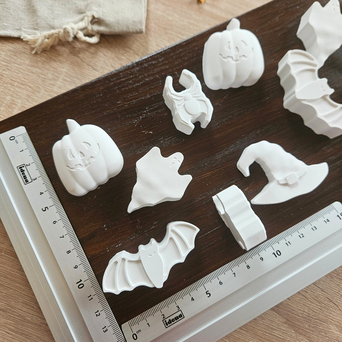 Geschenk für Halloween zum Basteln, Malen und Gestalten , anmalen von Figuren als Deko, SPinne, Kürbis, Hexenhut, Fledermaus, Gespenst