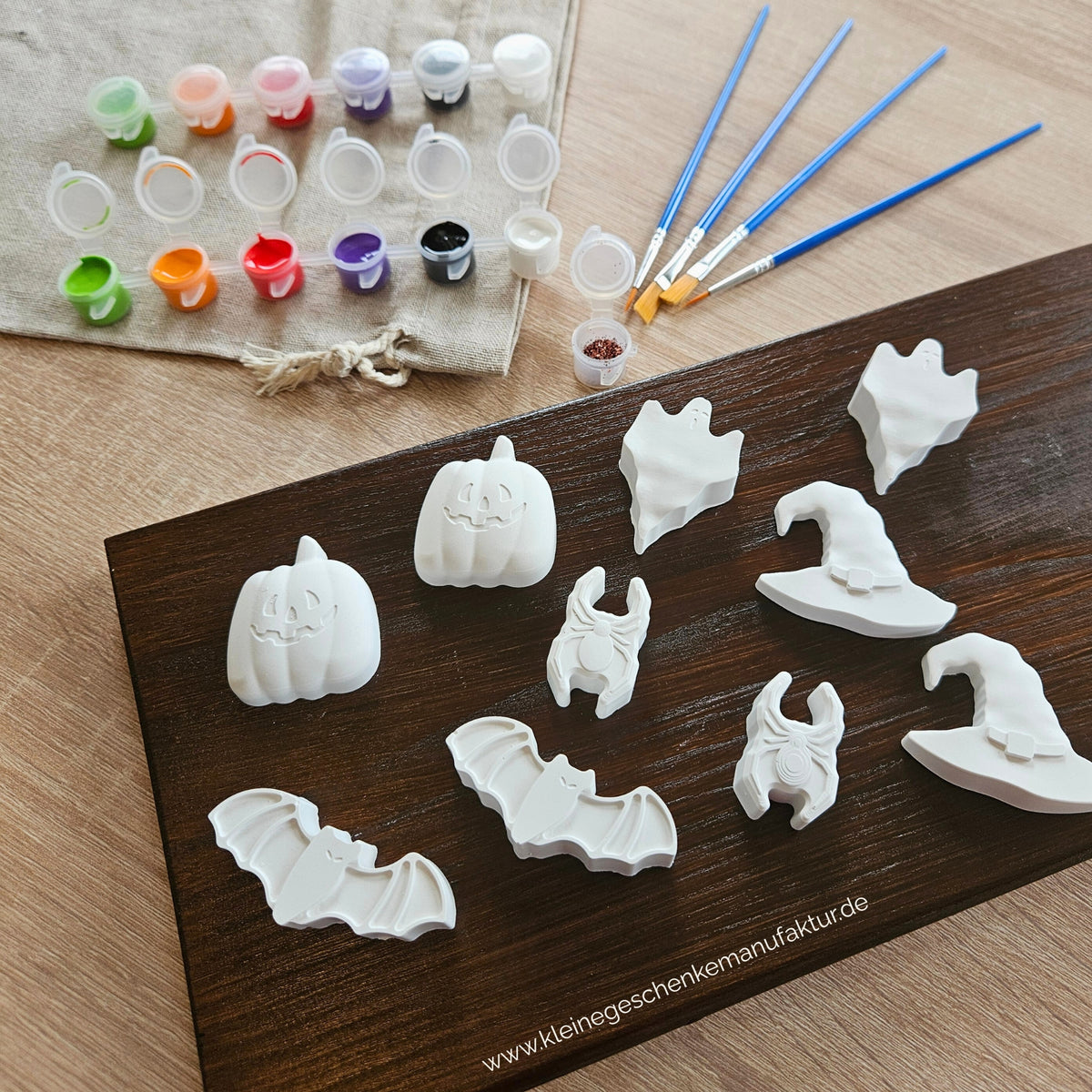 Hochwertiges Halloween Kreativset für Kinder zum Bemalen und kreativen Gestalten mit handgegossenen Figuren aus Keramikgießpulver als besonderes Halloween Geschenk und Mitbringsel