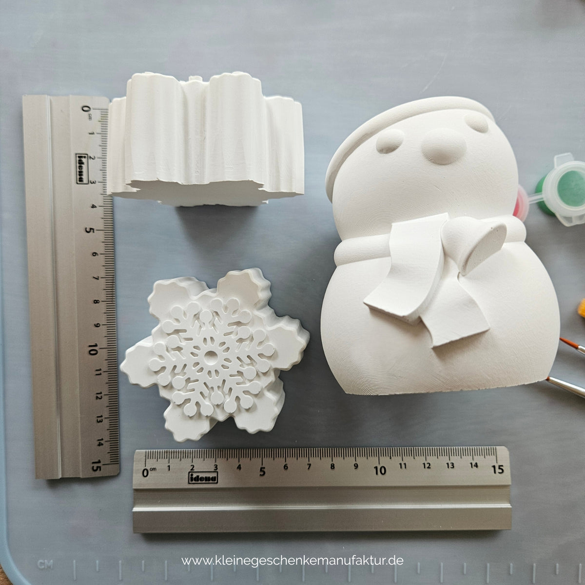 Handgegossener Schneemann und Schneeflocken aus Keramikgießpulver zum Bemalen im Winter Kreativset für Kinder Made in Germany