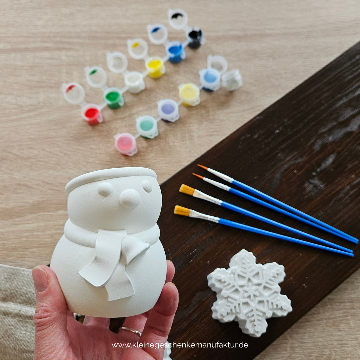 Schneemann aus Keramikgießpulver zum Bemalen als Stiftehalter und Winterdeko im kreativen Winter Malset für Kinder