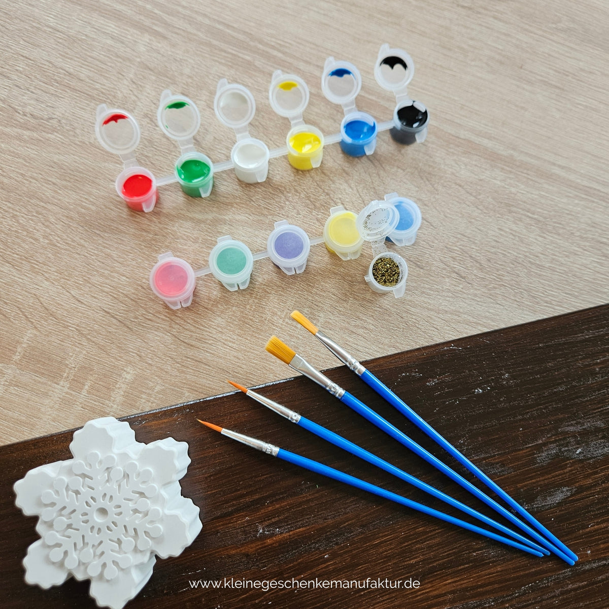 Kreativset für zwei Kinder mit zwei Temperafarbsets, vier Pinseln und Schneeflocken zum Bemalen als kreative Winter Beschäftigung für Geschwister