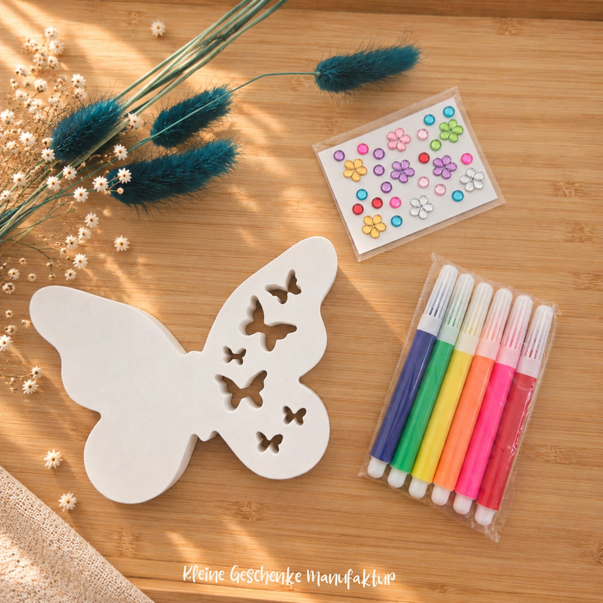 Schmetterling Kreativset für Kinder zum Bemalen mit sechs farbigen Stiften und bunten Schmucksteinen