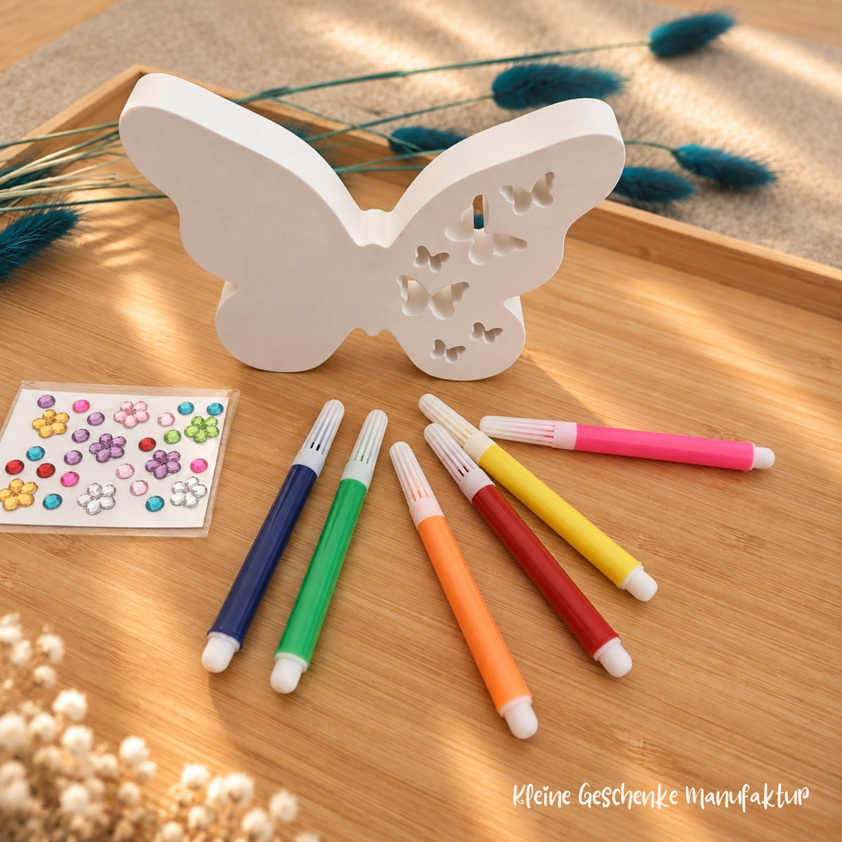 Kreatives Geschenk für Kinder mit Schmetterling zum Bemalen, sechs Stiften und bunten Schmucksteinen