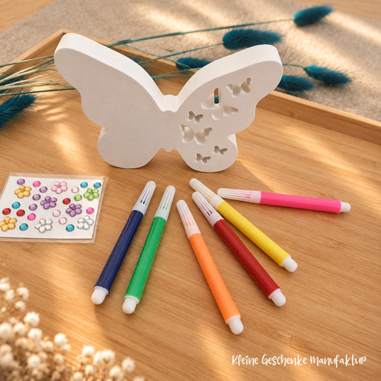 Kreatives Geschenk für Kinder mit Schmetterling zum Bemalen, sechs Stiften und bunten Schmucksteinen