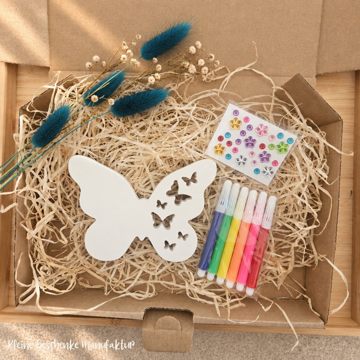 Besonderes kleines Geschenk für Kinder mit Schmetterling zum selbst Gestalten, Stiften und Schmucksteinen