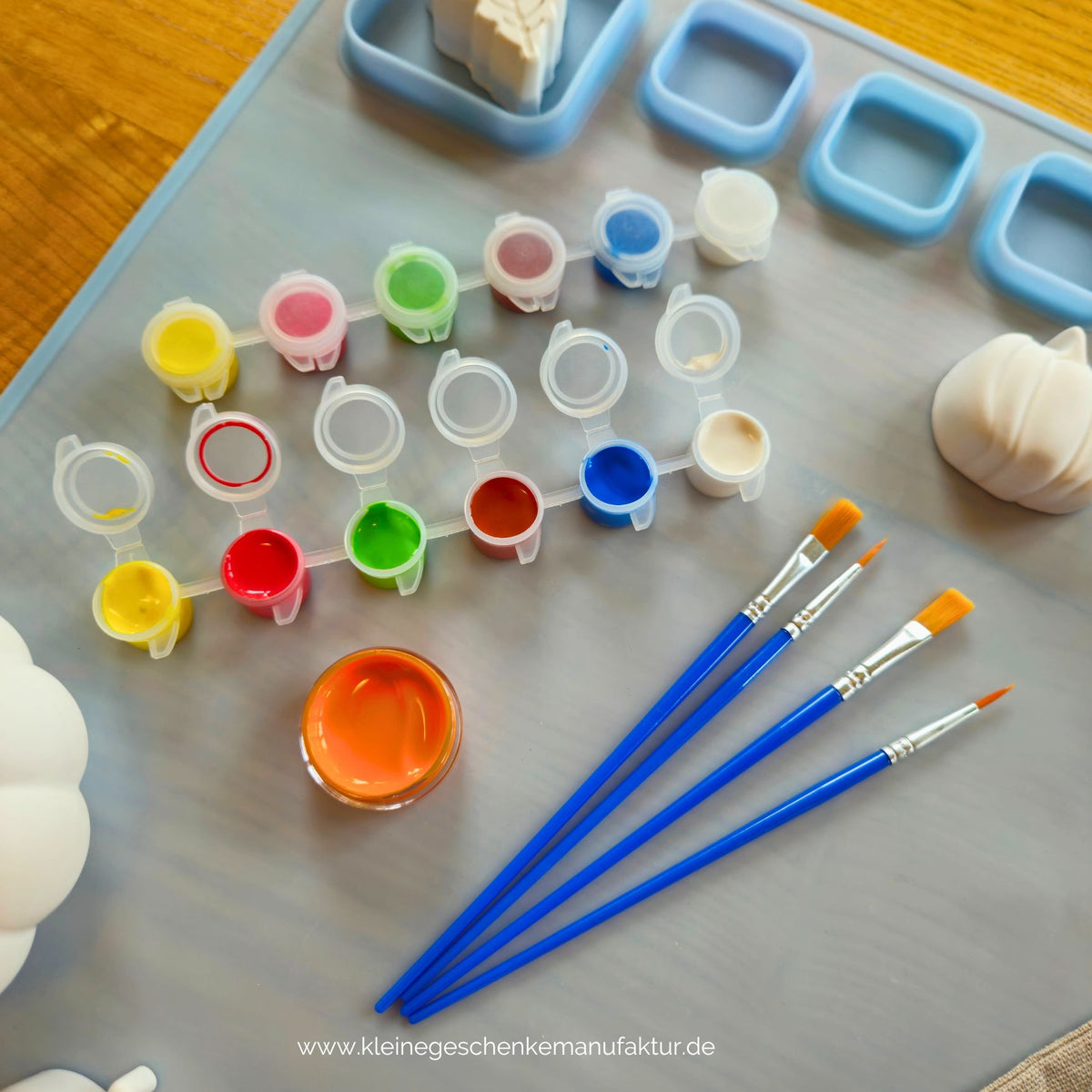 Kreativset mit Farben und Pinseln zum Bemalen von Herbstfiguren für Kinder