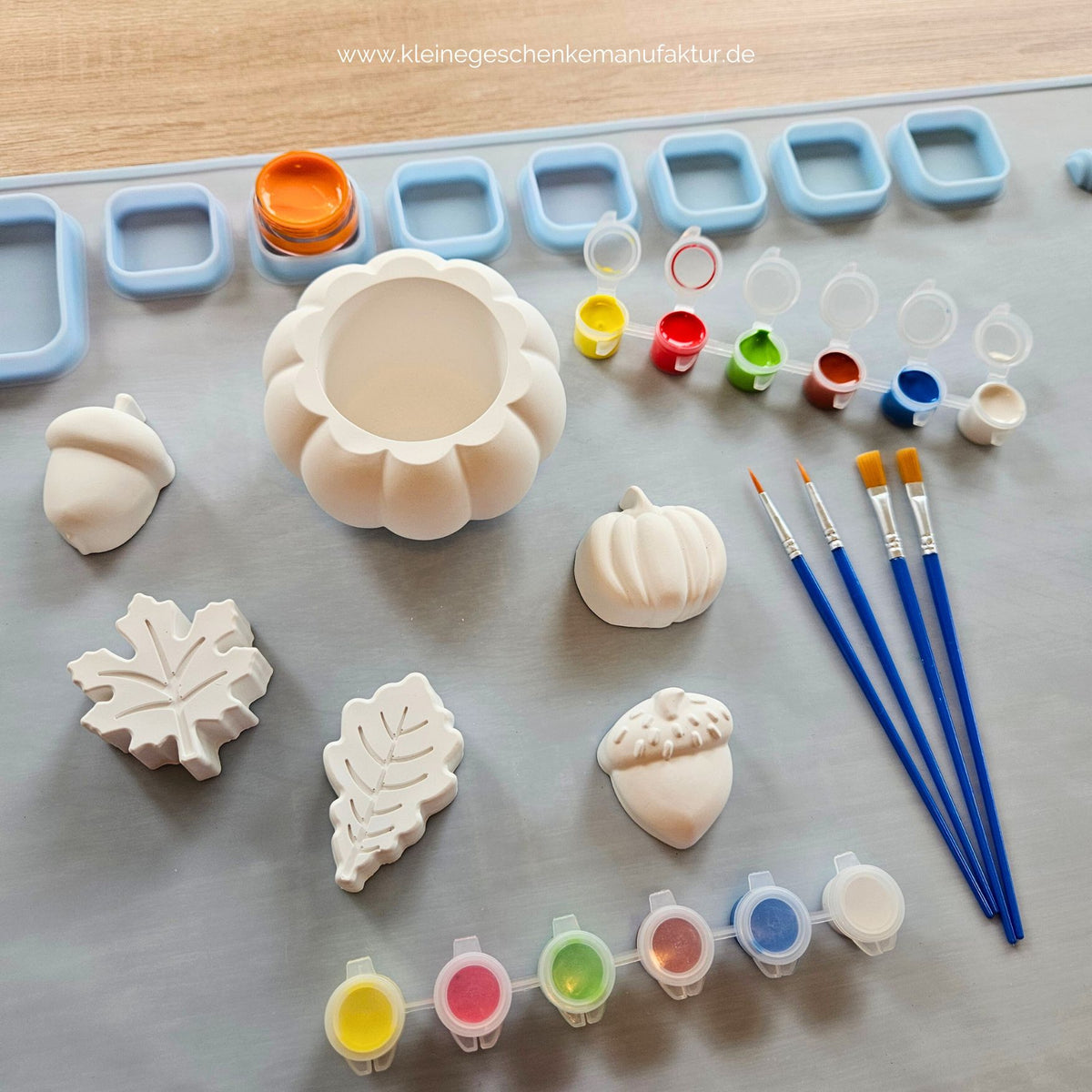 Besonderes Herbst Geschenk für Kinder mit Kreativset, 6 Figuren zum Bemalen, Farben und Pinseln