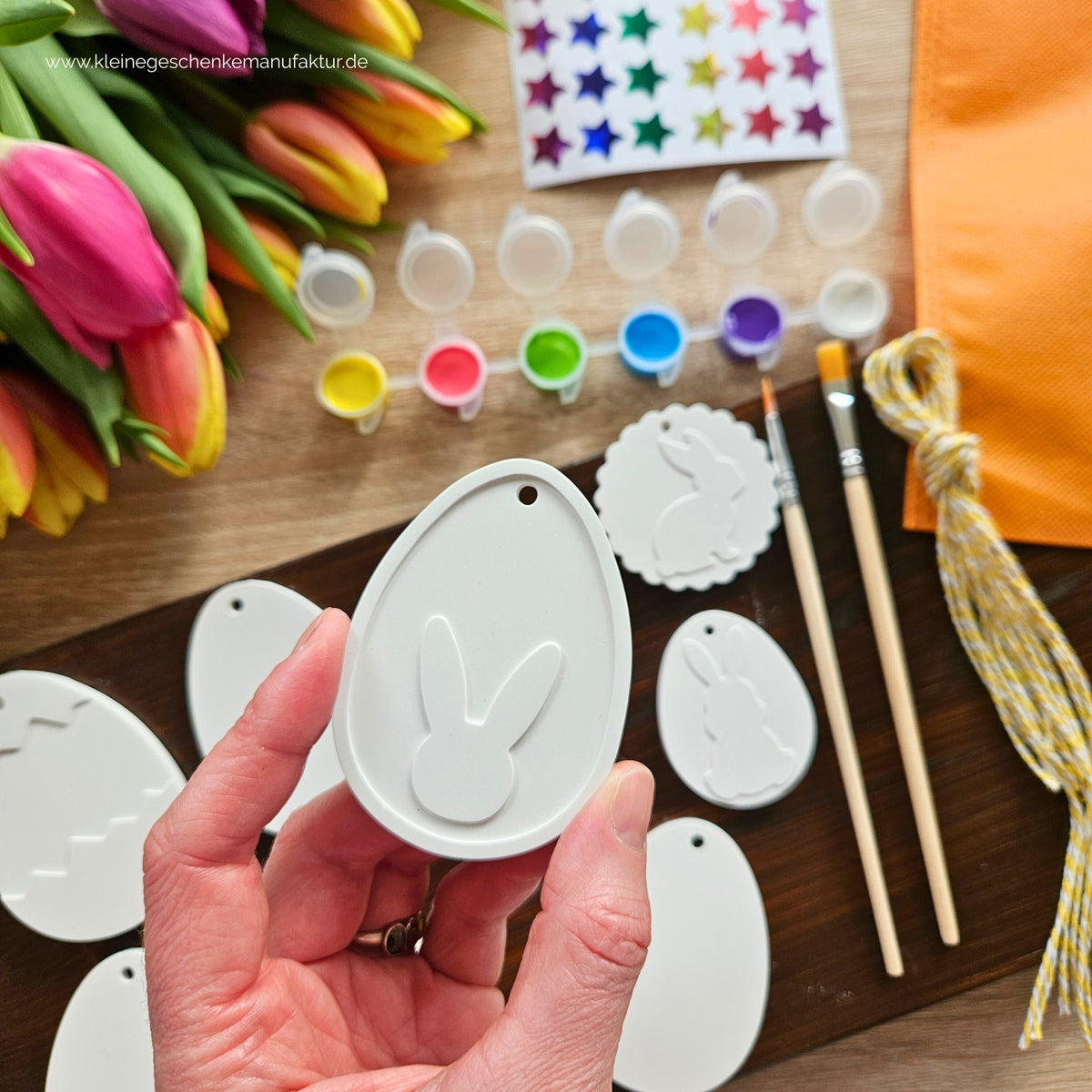 Handgegossenes Osterei mit Hasenmotiv aus Keramikgießpulver zum Bemalen für Kinder. Das Oster Kreativset eignet sich zum Osterbasteln mit Kindern und zum Gestalten eigener Osteranhänger für den Osterstrauch.