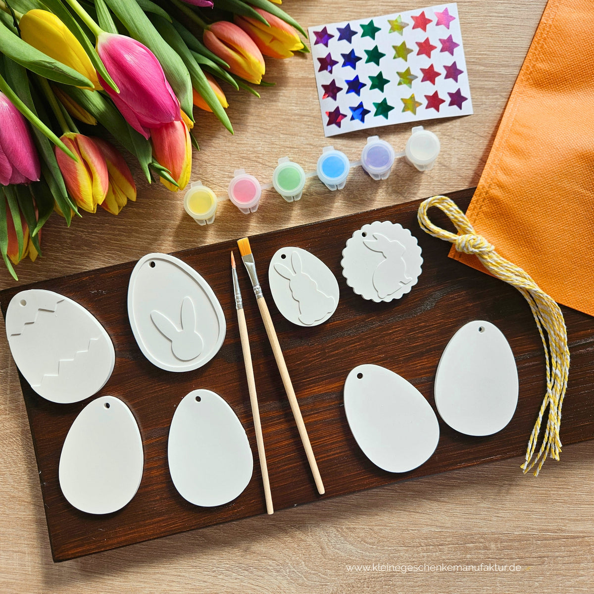 Kreativset mit Ostereiern zum Bemalen für Kinder mit Hasenmotiven und schlichten Ostereiern zum freien Gestalten. Die fertigen Ostereier werden mit den beiliegenden Schnüren zu selbst gestaltetem Osterschmuck für den Osterbaum.
