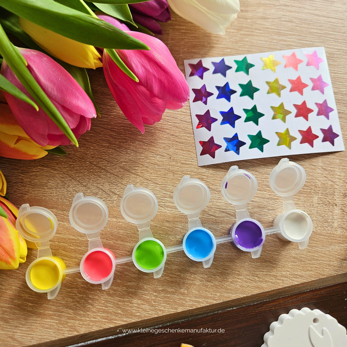 Ostereier zum Bemalen für Kinder aus handgegossenem Keramikgießpulver mit Hasenmotiven und schlichten Flächen zum freien Gestalten. Das Oster Kreativset verbindet kreative Beschäftigung zu Ostern mit selbst gemachtem Osterbaumschmuck, der anschließend aufgehängt werden kann.