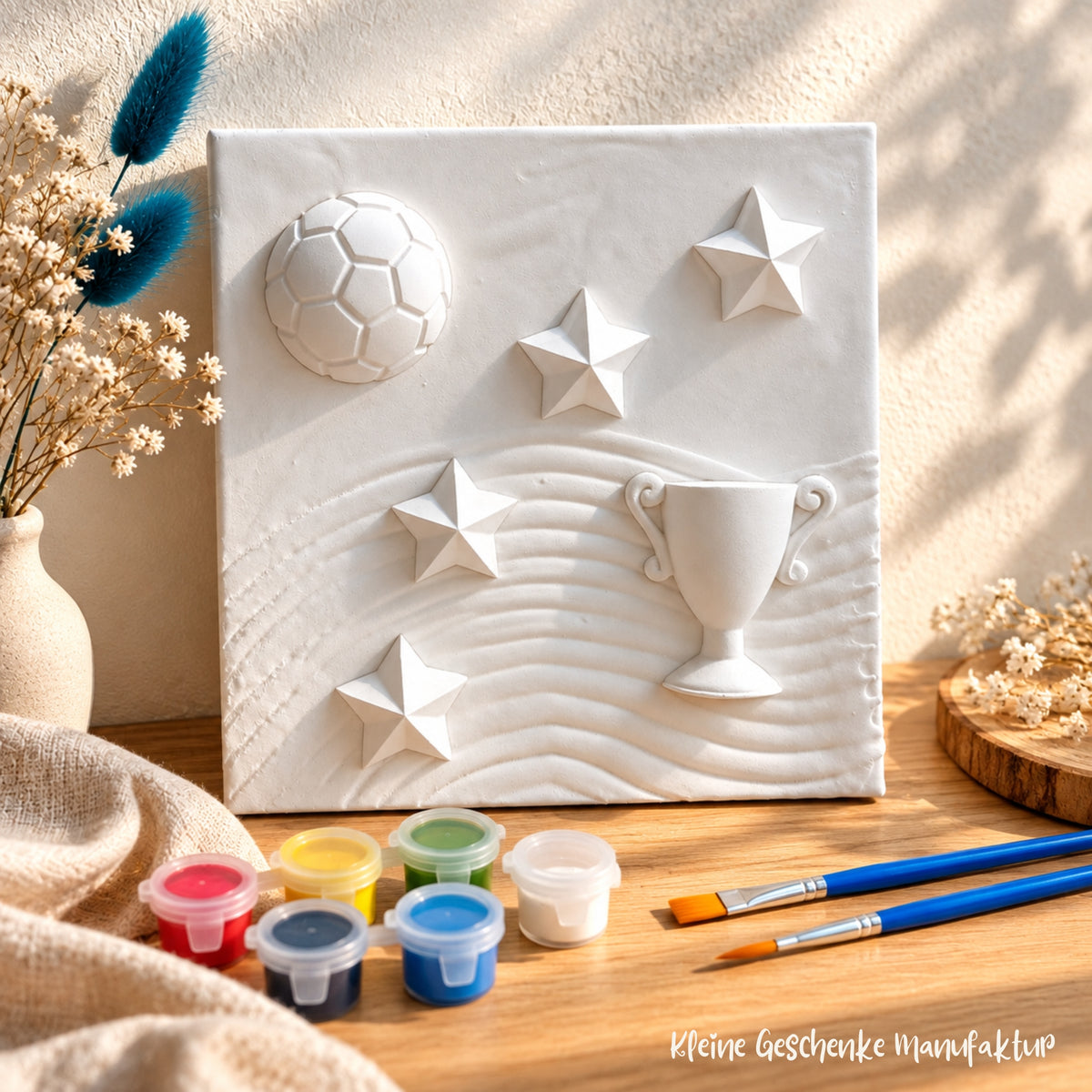 personalisierbares Kreatives Fußball Geschenk für Kinder – Strukturbild zum Bemalen mit Fußball, Pokal, Sternen, Farben und Pinseln