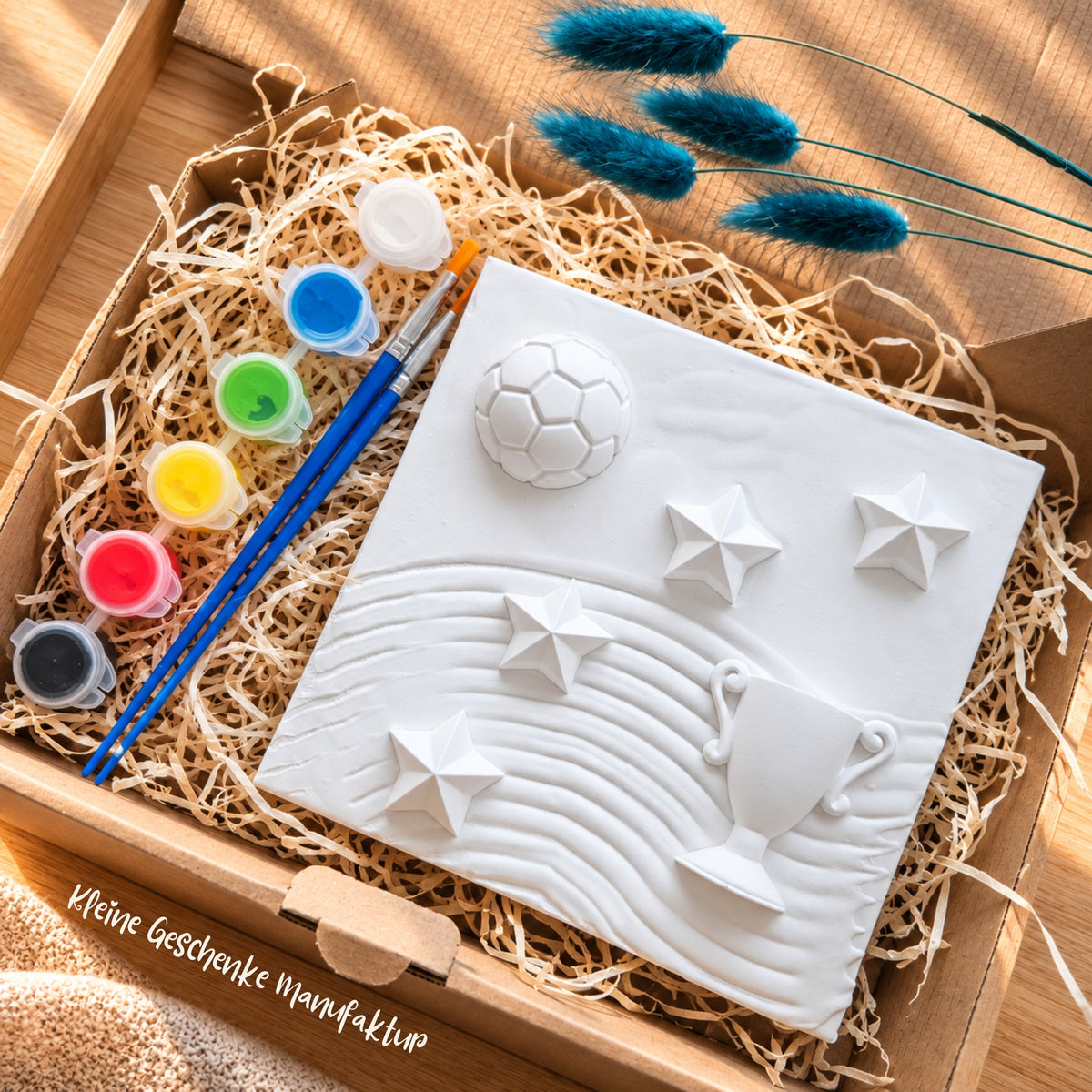 Fußball Kreativset für Kinder mit Strukturbild, sechs Farben und zwei Pinseln zum Bemalen und selbst Gestalten