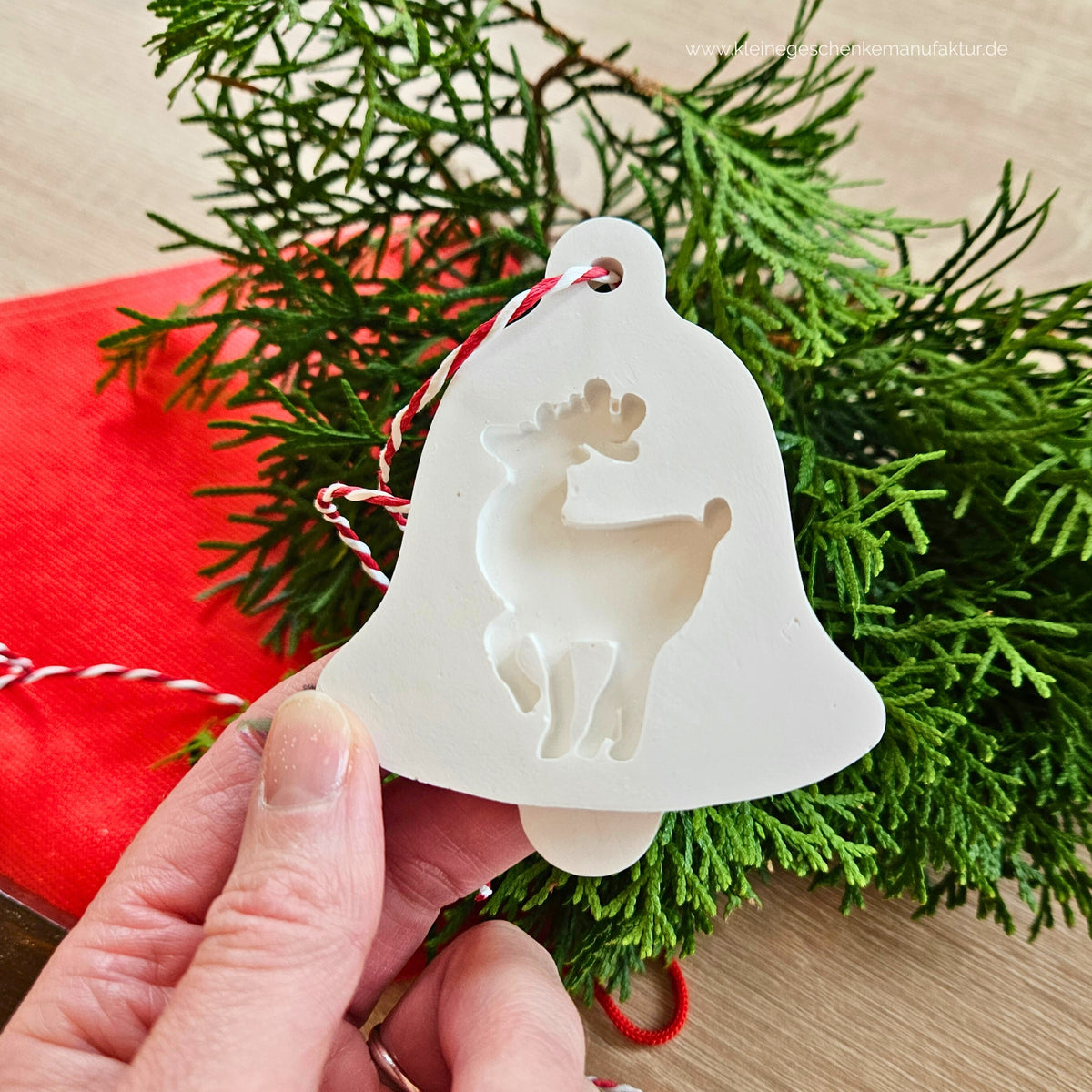 Kreatives Weihnachtsgeschenk für Kinder mit Christbaumschmuck zum Bemalen und selbst Gestalten im Advent