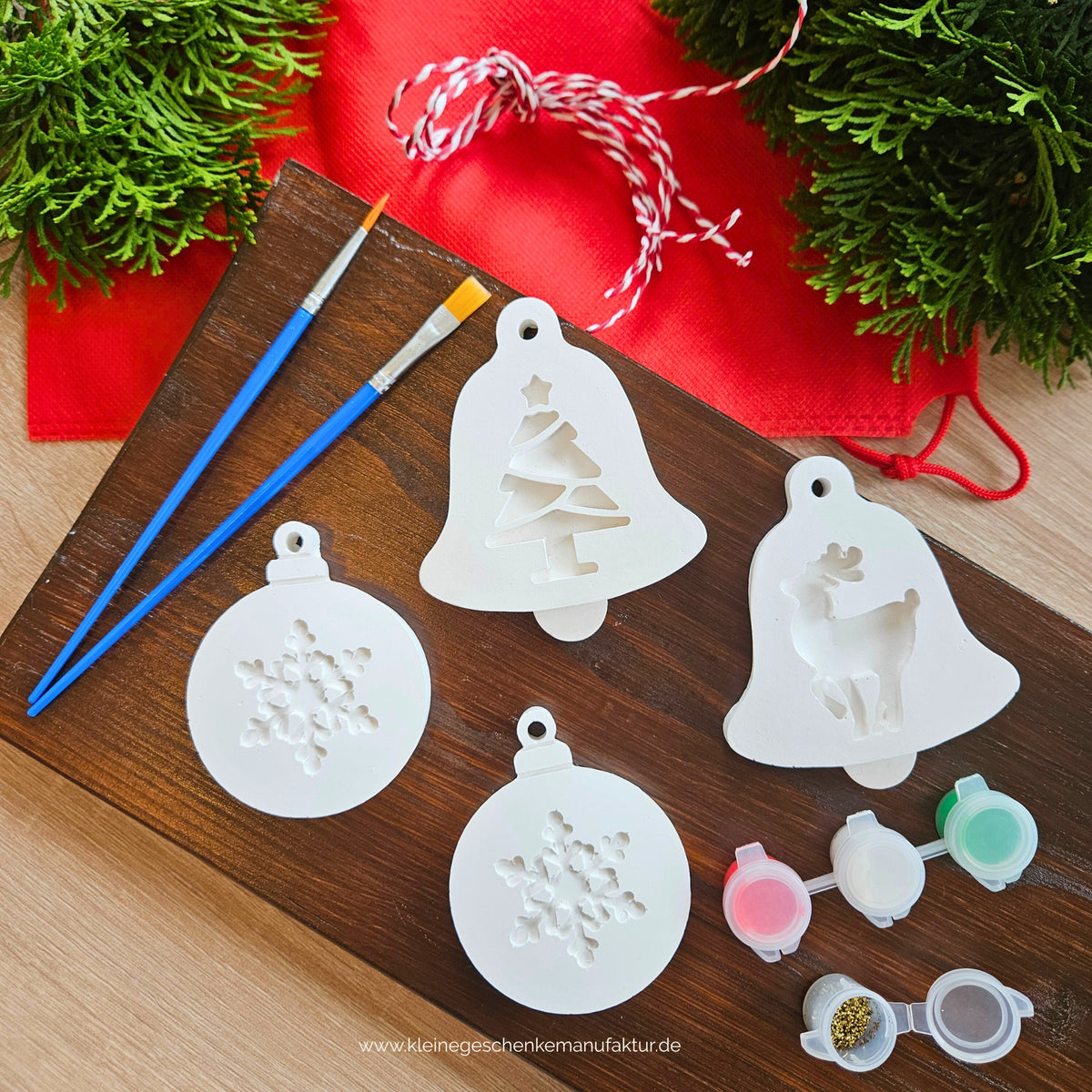 Kreative Weihnachts Beschäftigung für Kinder mit Weihnachtskugeln und Glocken zum Bemalen und Gestalten