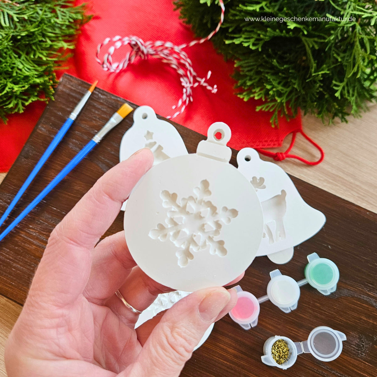 Christbaumschmuck zum Bemalen für Kinder als kreative Adventsbeschäftigung und selbst gemachtes Weihnachtsgeschenk