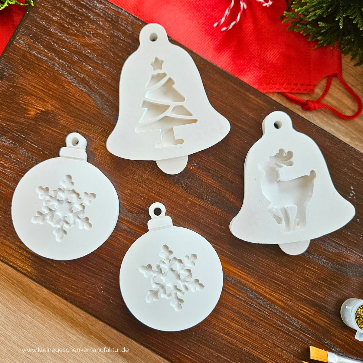 Weihnachtsanhänger zum Bemalen für Kinder als kreative Beschäftigung und persönlicher Christbaumschmuck für Weihnachten