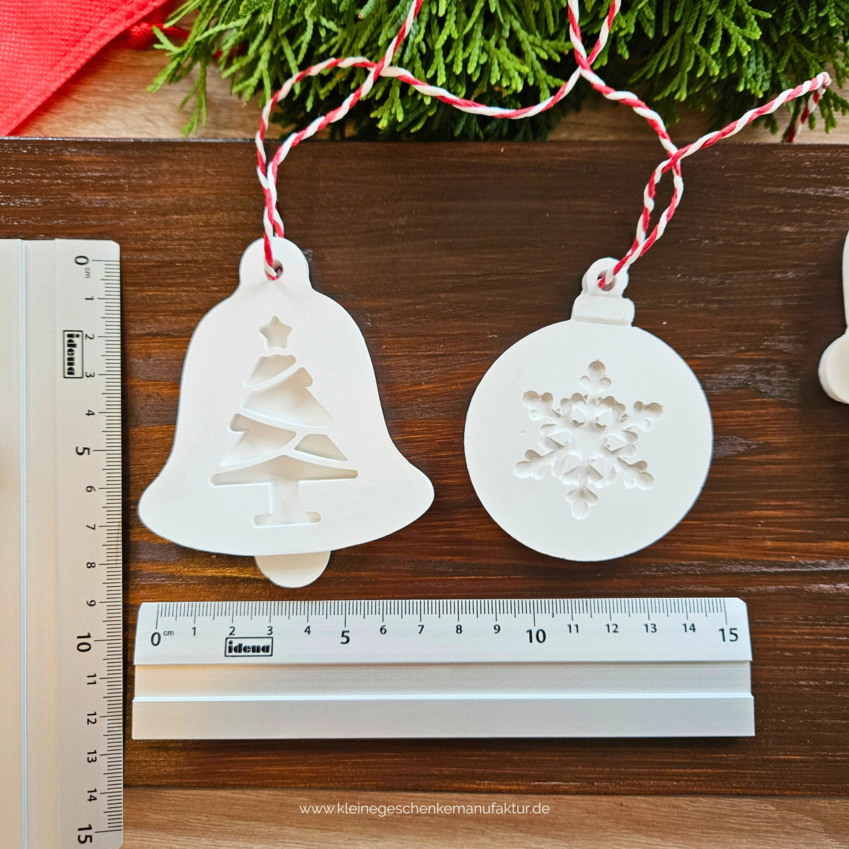 Weihnachtskugeln und Glocken zum Bemalen als handgegossener Christbaumschmuck und kreatives Weihnachtsgeschenk für Kinder