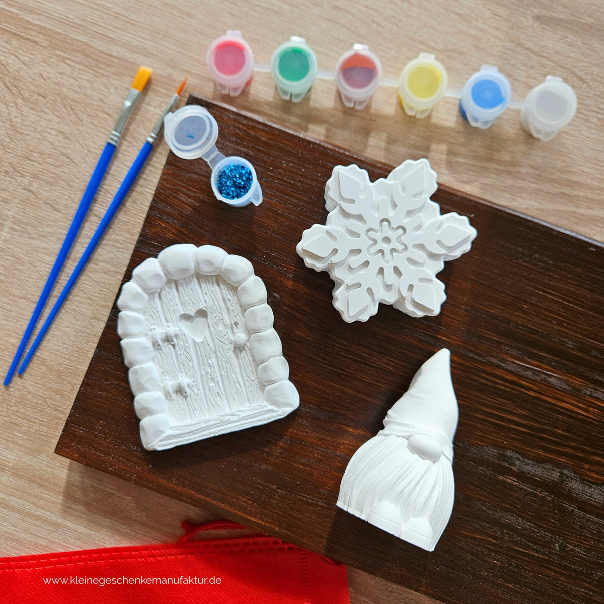 Handgegossene Wichtelfiguren aus Keramikgießpulver mit Wichteltür, Weihnachtswichtel und Schneeflocke zum Bemalen für die Wichtelzeit