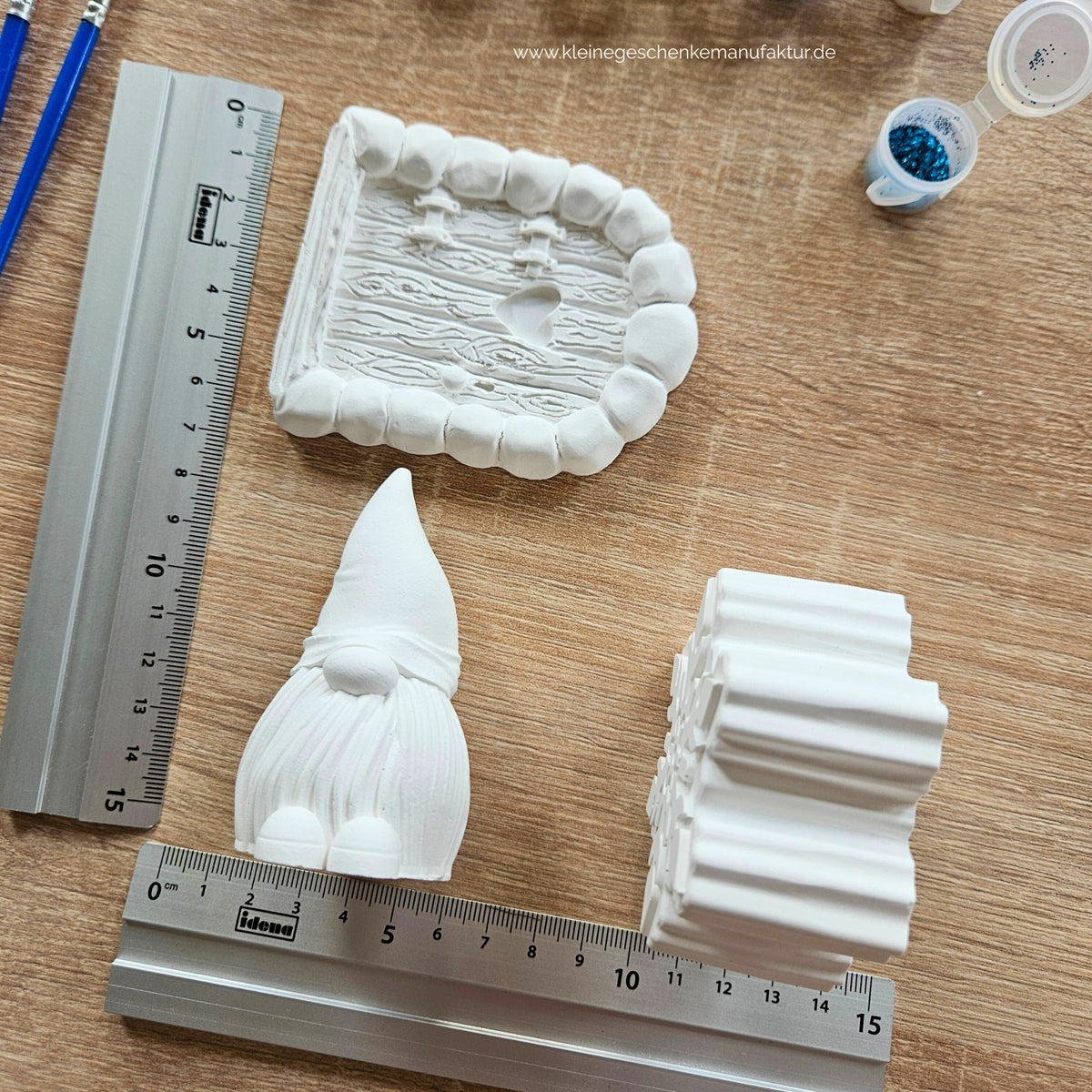 Wichteltür, Wichtelfigur und Schneeflocke zum Bemalen im Wichtel Kreativset für Kinder mit Größenansicht der handgegossenen Figuren