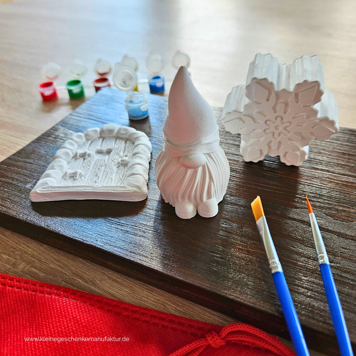 geschenkidee zum Wichteleinzug. Wichtel Kreativset für Kinder mit Wichteltür, Wichtel, Schneeflocke, sechs Temperafarben, zwei Pinseln, pflanzlichem Glitzer und rotem Beutel