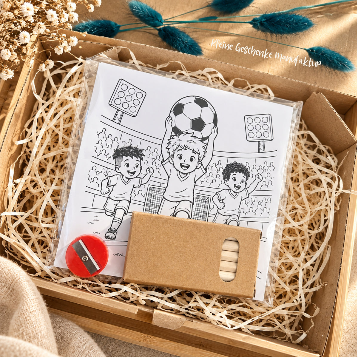 Kreatives Mitbringsel für Fußball Fans mit kleinem Fußball Malheft, Buntstiften und Anspitzer